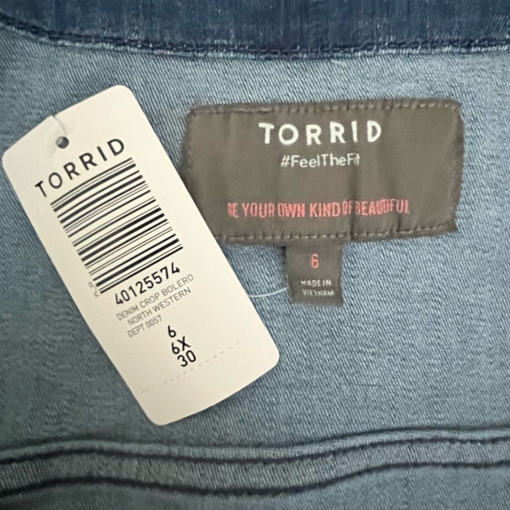 Torrid Cropped Denim Jacket Size 6 - Picture 3 of 5